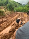 Hình ảnh con đường lên điểm trường trung tâm của các cô giáo để chuẩn bị năm học mới 2025-2026