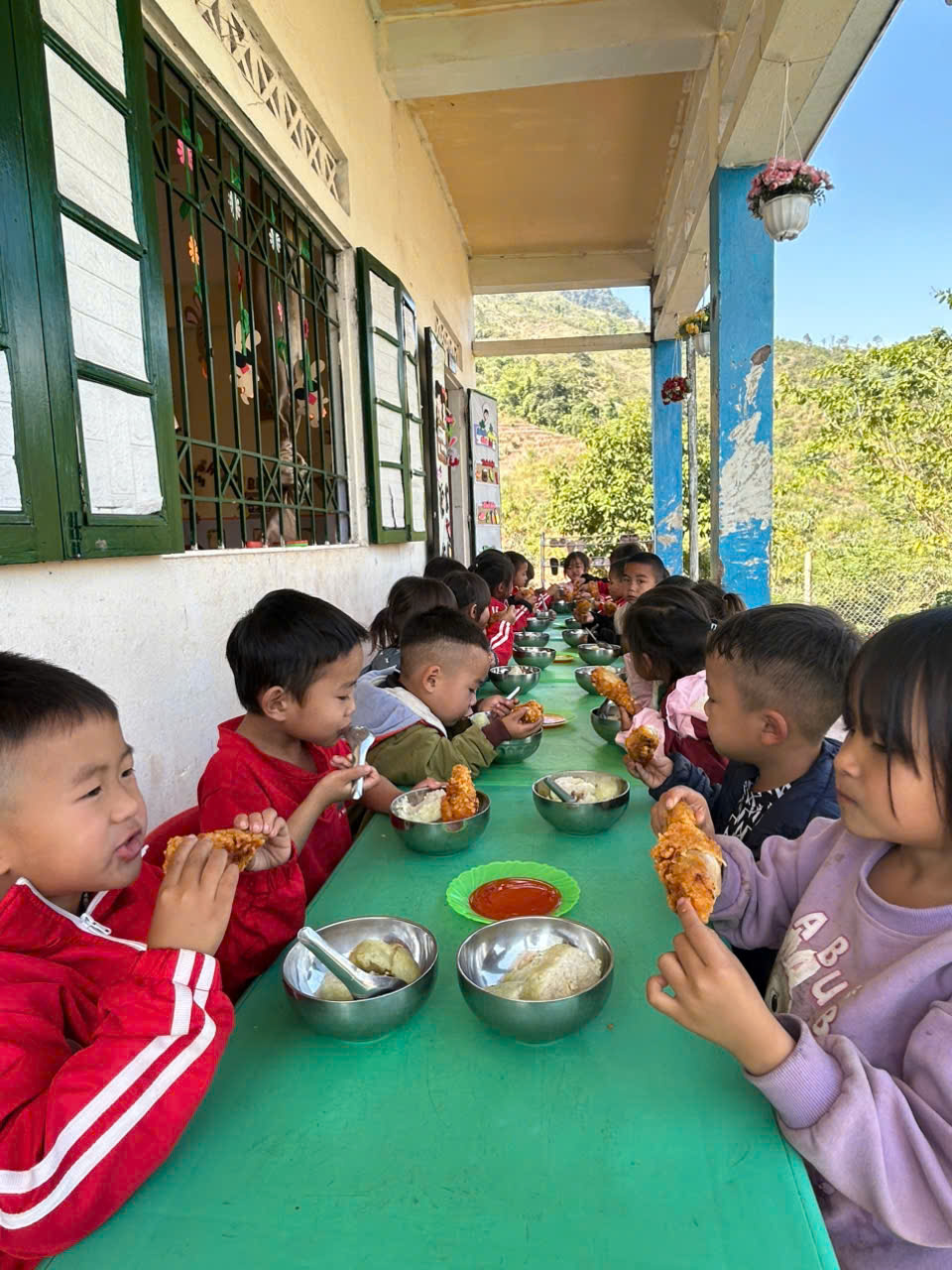 Điểm bản Huổi Lụ 3" Gói bánh chưng xanh" cùng trẻ